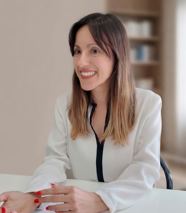 Dra. Beatriz Yerga, especialista en Neurología, sonriendo en un entorno luminoso